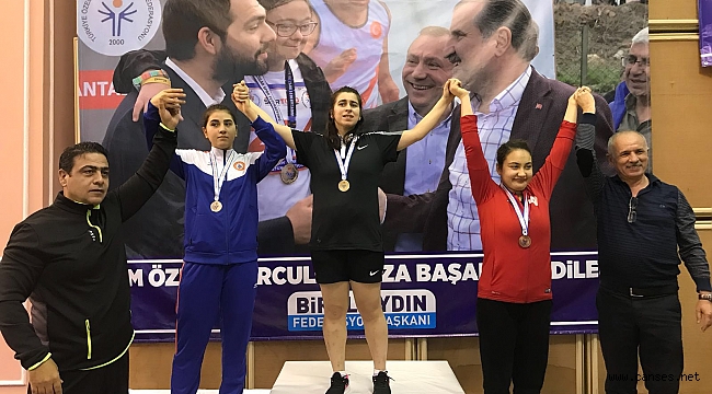 Ecren altın madalyayla döndü