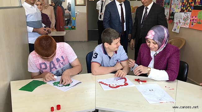 Özel eğitim gören öğrencileri ziyaret eden İl Milli Eğitim Müdürü Fazilet Durmuş: "Otizmin Farkındayız, Onların Yanındayız"