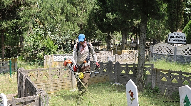 Mezarlıklar bayrama hazırlanıyor
