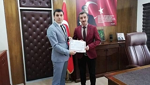 Kaymakam Dağlı’dan Yılın Örnek Öğretmeni Yiğit’e Başarı Belgesi