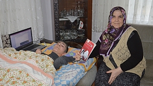 Tek Parmağı İle Kitap Yazan Engelli Kız Annesine Ev Almak İçin Kitaplarımı alın Dedi