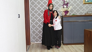 Down Sendromlu Milli Yüzücümüzden Anlamlı Ziyaret