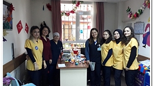 Hastanede tedavi gören çocuklar için oyuncak topluyorlar
