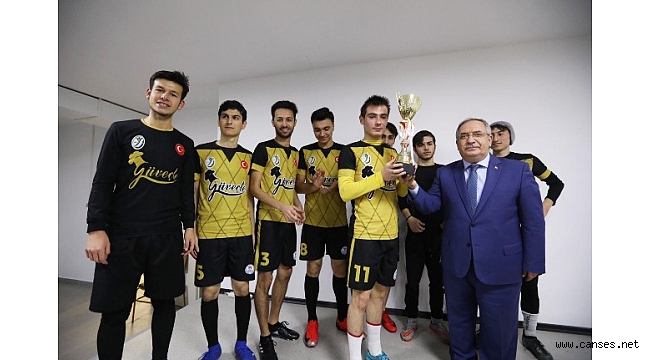 KYK’LI GENÇLER KUPALARINI VALİ NAYİR’DEN ALDI