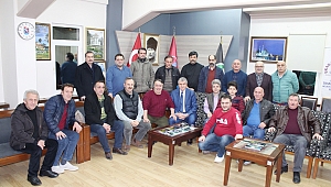 Trabzonlular Derneği’nde iki dost karşılaşırsa