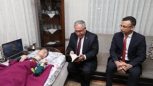 VALİ NAYİR’DEN ENGELLİ YAZAR TÜREYEN’E ZİYARET