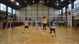 AKYAZI BELEDİYESİ VOLEYBOL TAKIMINDAN RAHAT GALİBİYET