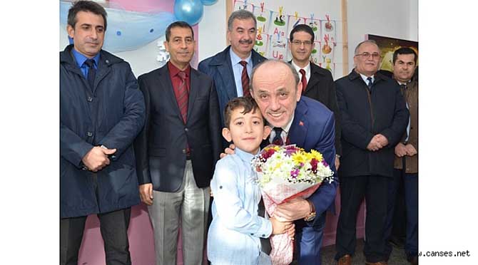 Başkan Öztürk Öğrencilerin Karne Sevincini Paylaştı