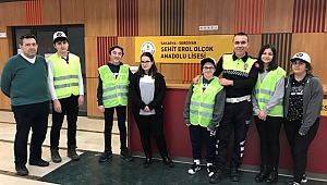 Okul Geçit Görevlisi Kimlik Kartlarını Aldılar