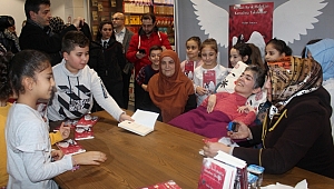 Tek parmağı ile yazdığı kitaba imza günü düzenlendi