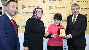 Aslı Kılıç Kuru’dan Ekrem Yüce’ye Teşekkür plaketi