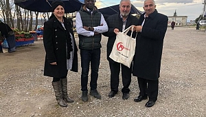 Muhtar Özçelik pazaryerinde vatandaşa bez torba dağıttı