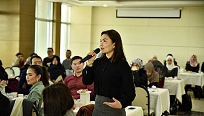 Rektör Savaşan Uluslararası Öğrencileri Dinledi