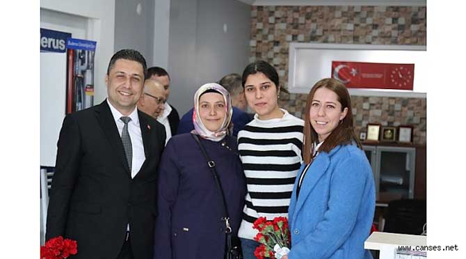 Başkan Adayı Serhat Çiçek, kadınlar gününde çiçek dağıttı