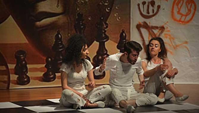 ’BİZ PİYONLAR GÜLDÜRÜRKEN DÜŞÜNDÜRDÜ