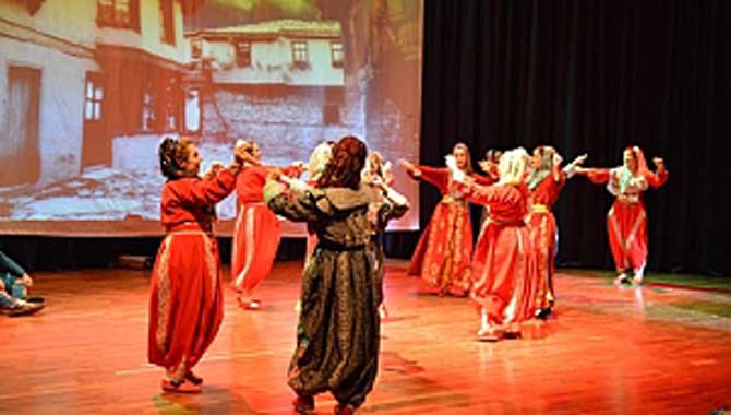 Bu Topraklar İçin Sahnelendi