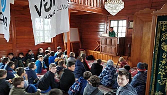 EĞLENİRKEN DE CAMİDELER