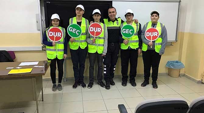 Mithatpaşa Anadolu Lisesi Öğrencileri Okul Geçit Görevlisi Kimlik Kartlarını Aldılar