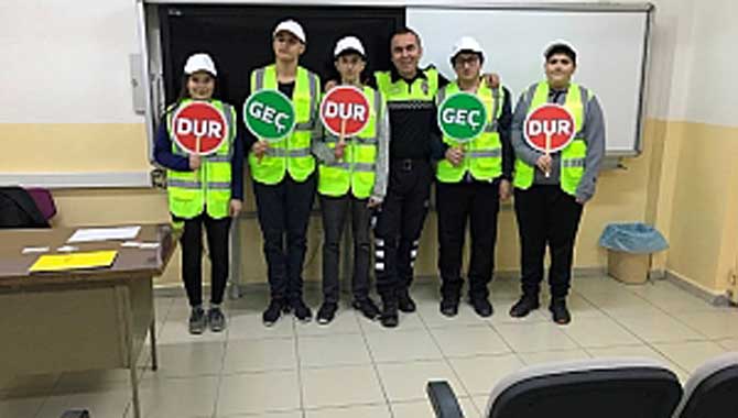 Mithatpaşa Anadolu Lisesi Öğrencileri Okul Geçit Görevlisi Kimlik Kartlarını Aldılar