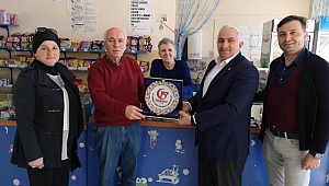 Muhtar Özçelik’ten Teşekkür Plaketi