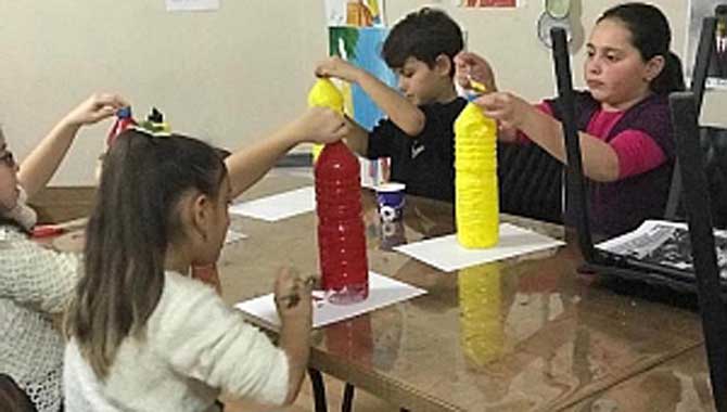 Ped Şişelerle Bilgievi Bahçesini Rengarek Yaptılar