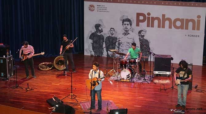 Pinhani SAÜ’de sevenleriyle buluştu
