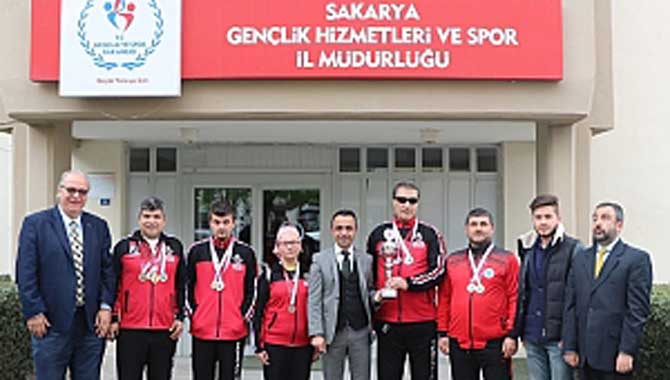 Şampiyon Yüzücüler Çelikel’i Ziyaret Etti