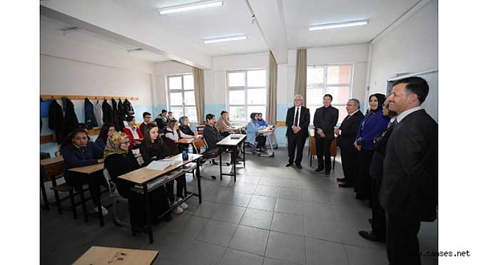 Vali Nayir Cumhuriyet Anadolu Lisesini Ziyaret Etti