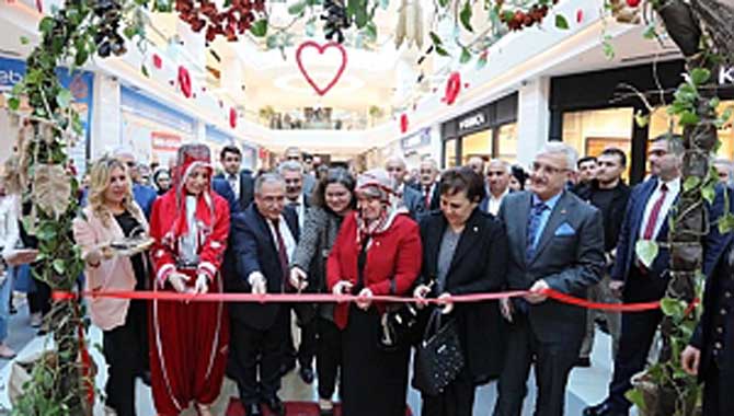 VALİ NAYİR EL EMEKLERİ ÜRÜNLERİ SERGİSİNİN AÇILIŞINI YAPTI
