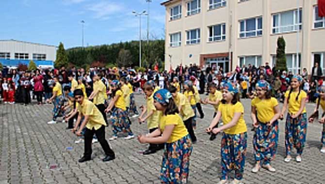 23 NİSAN FERİZLİ’DE COŞKUYLA KUTLANDI 