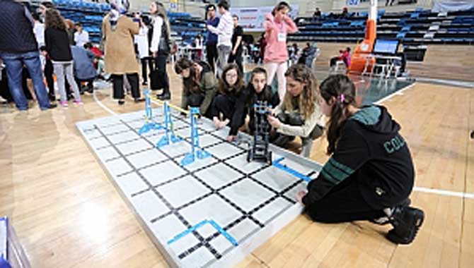 Çocuklar Robotlarıyla Yarıştılar