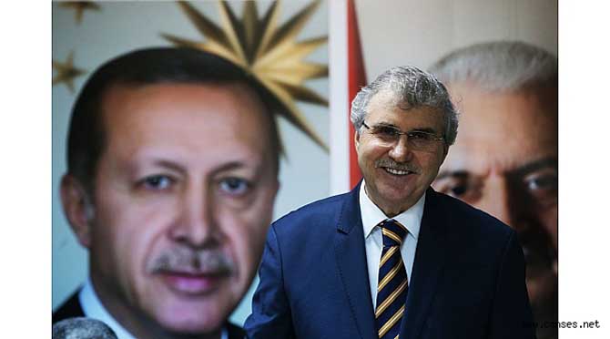 Ekrem Yüce mazbatasını alıyor