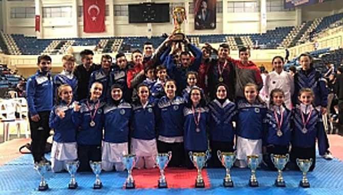 Hendek Karate Takımı Sezonun Şampiyonu 