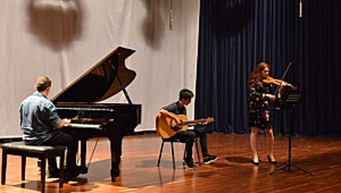 İngilizce Hazırlık Sınıflarından Yılsonu Gösterisi