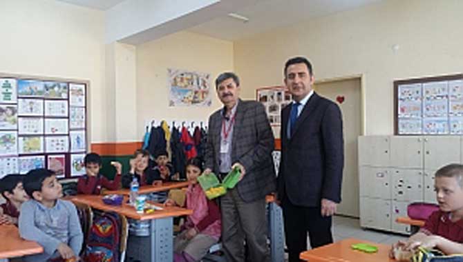 Öğrencilere Her Hafta Meyve ve Kuruyemiş Günleri Düzenleniyor