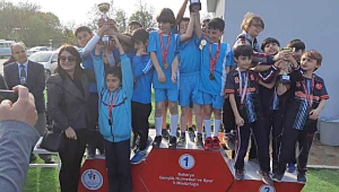 Osmanbey İlkokulu'ndan Çifte Kupa Başarısı