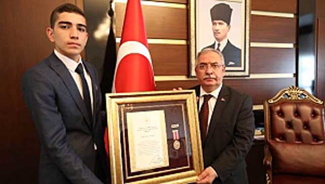 Vali Nayir 15 Temmuz Gazisine ‘Devlet Övünç Madalyası ve Berat’ını Verdi