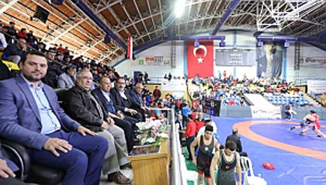 Vali Nayir Güreş Şampiyonasını İzledi
