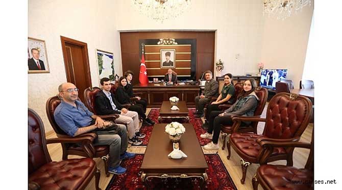 Cevat Ayhan Fen Lisesi Öğrencileri Başarılarını Vali Nayir İle Paylaştı