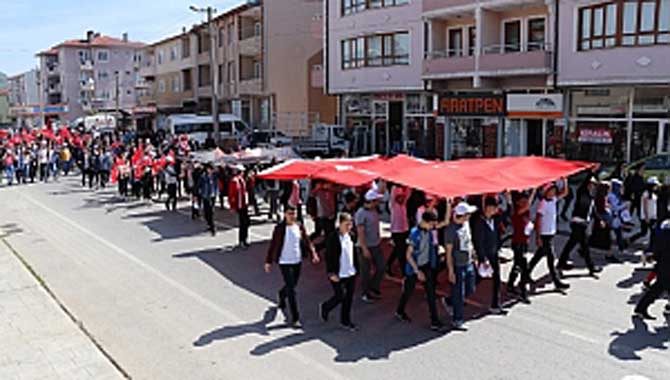Gençler Atanın İzninde Yürüdü