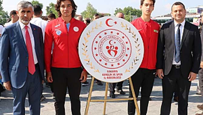 Gençlik ve Spor Bayramı Çelenk Töreni İle Başladı