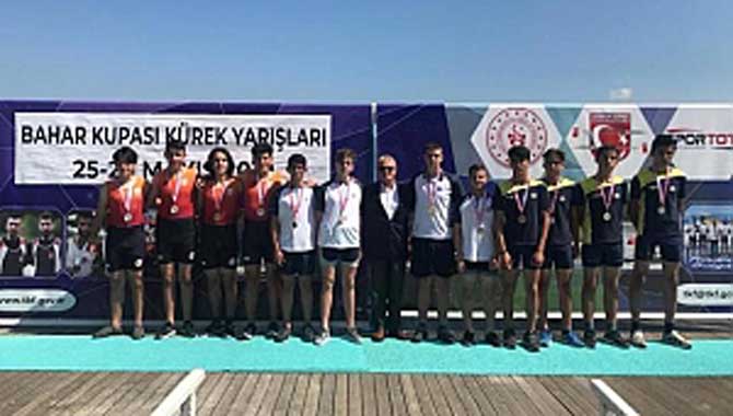 Sakarya Gençlik Merkezi Kürek Takımından 3 Kupa 