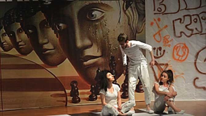 SAKÜT BİZ PİYONLAR OYUNUYLA İST.ŞEHİR TİYATROSU'NDA SAHNE ALACAK