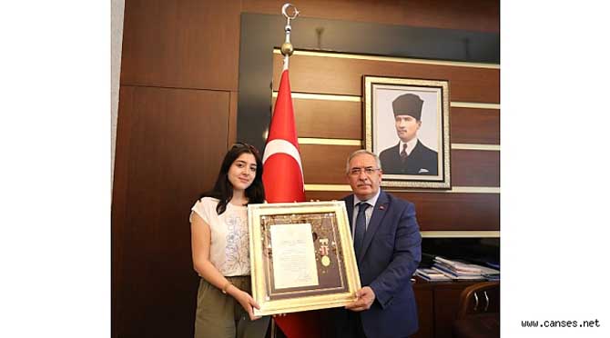 Şehit Albay’ın Devlet Övünç Madalyası ve Beratını Kızı Aldı