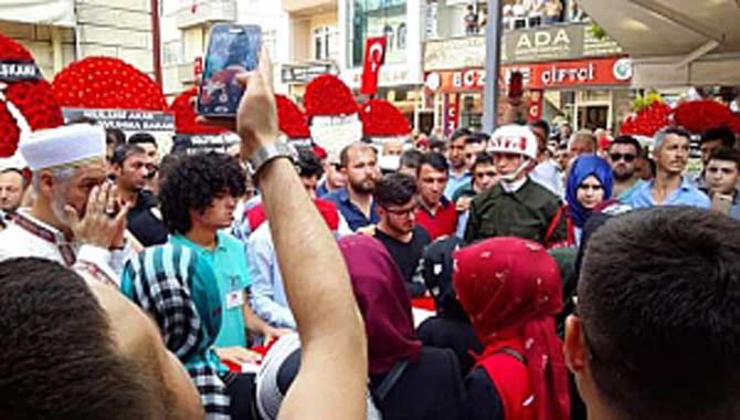 Şehit Teğmen Raşit Aydın, Göz yaşları ile Toğrağa verildi.