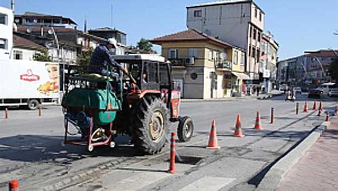 AKYAZI BELEDİYESİ SAĞLIK İŞLERİ EKİPLERİ GECE İLAÇLAMA MESAİSİNE BAŞLADI