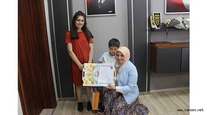 Karneyi gösterdi hediyeyi kaptı