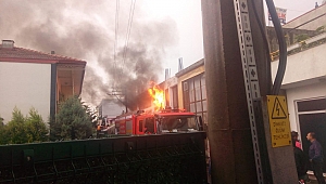 Serdivan'a Yıldırım Düştü Yangın Çıktı