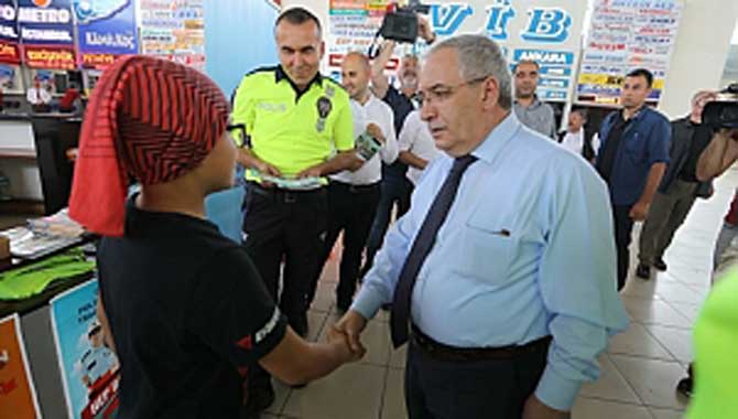 Vali Nayir “ Otogardaki Çocuklara Kırmızı Düdük ve Yelek Hediye Edildi ”