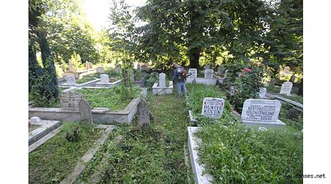 PARK BAHÇELER EKİPLERİ ÇALIŞMALARINA ARALIKSIZ DEVAM EDİYOR